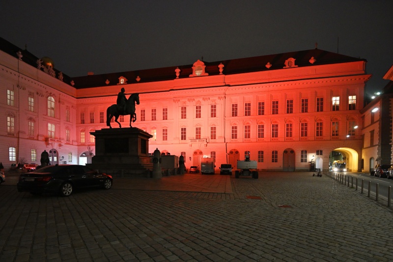 Zur Unterstützung der Aktion 'Orange the World' wird die Fassade des Parlaments farbig beleuchtet