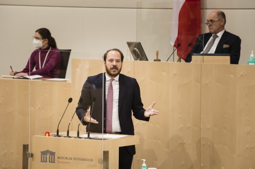 Am Rednerpult: Nationalratsabgeordneter Nikolaus Scherak (N)