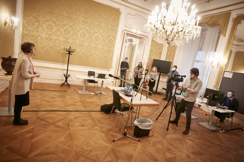 Begrüßung der TeilnehmerInnen durch Caroline Iber vom Kinderbüro der Universität Wien (links)