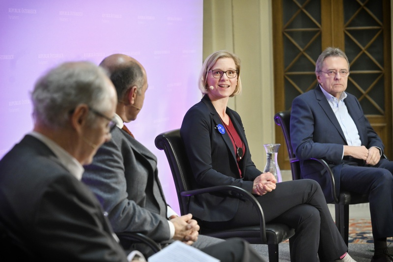 Von links: Martin Essl, Nationalratspräsident Wolfgang Sobotka (V), Moderation Julia Moser, Kurt Essler