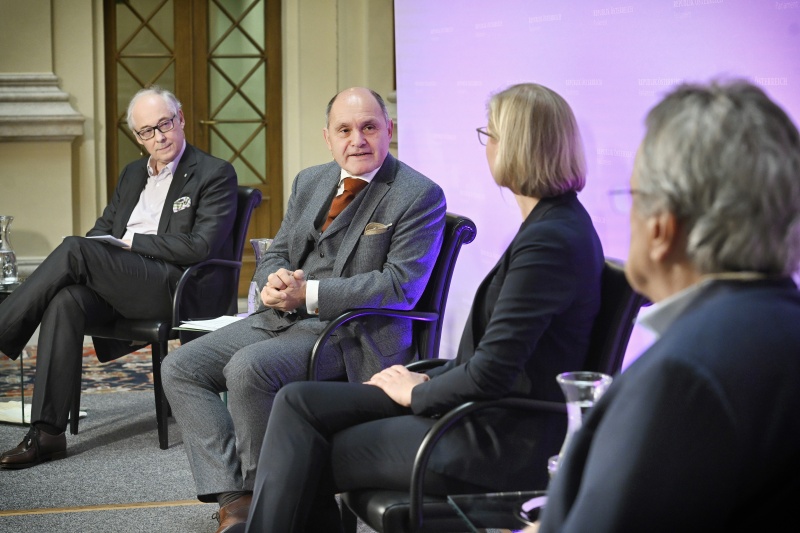 Von links: Martin Essl, Nationalratspräsident Wolfgang Sobotka (V), Moderation Julia Moser, Kurt Essler