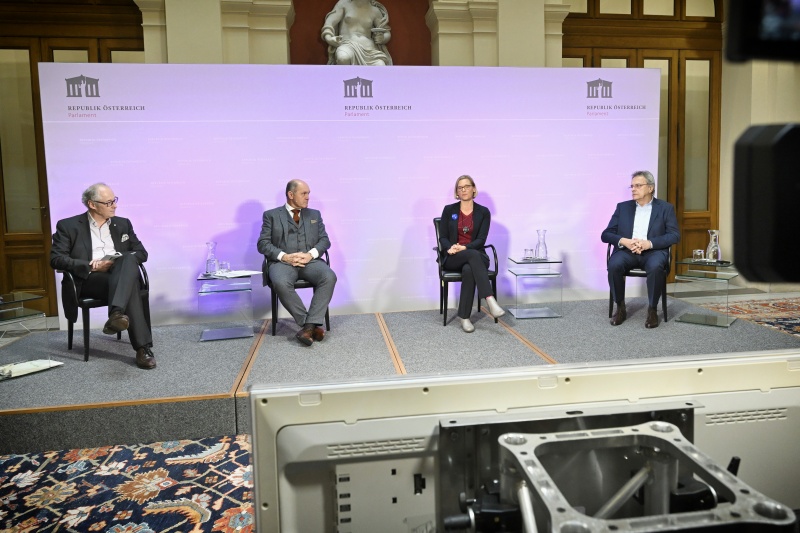 Von links: Martin Essl, Nationalratspräsident Wolfgang Sobotka (V), Moderation Julia Moser, Kurt Essler