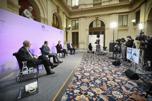 Von links: Martin Essl, Nationalratspräsident Wolfgang Sobotka (V), Moderation Julia Moser, Kurt Essler