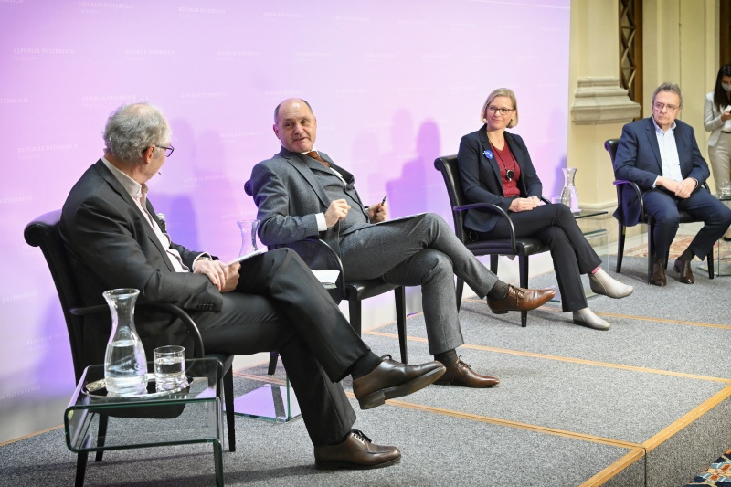 Von links: Martin Essl, Nationalratspräsident Wolfgang Sobotka (V), Moderation Julia Moser, Kurt Essler