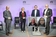 Von links: Nationalratspräsident Wolfgang Sobotka (V), Moderation Julia Moser, Kurt Essler, Martin Essl. Auf dem Monitor von links: Dorothee Ritz, Jasna Puscaric