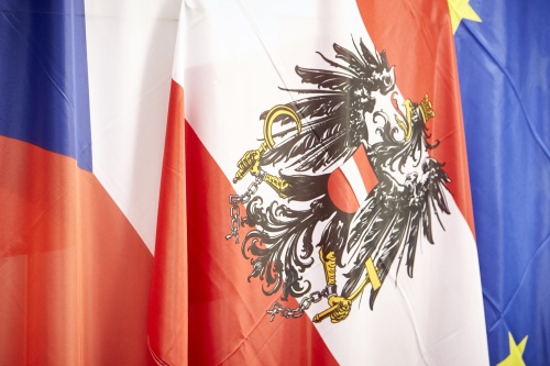 Fahnen von rechts: EU Fahne, Fahne von Österreich, Fahne von Tschechien