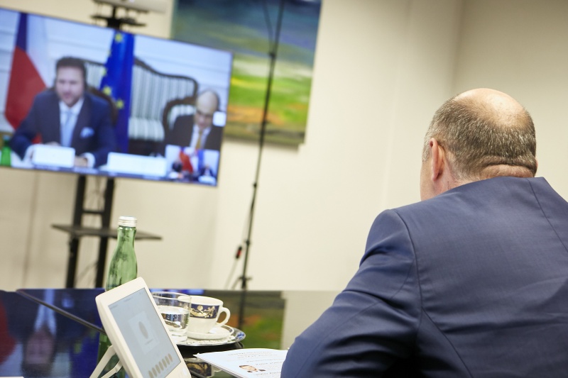 Nationalratspräsident Wolfgang Sobotka (V), am Monitor: Tschechischer Parlamentspräsident Radek Vondráček