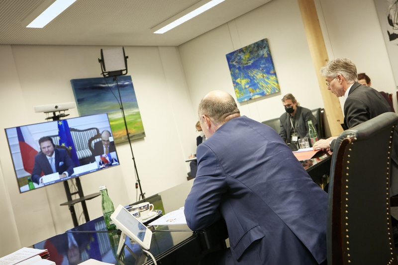 Von rechts: Parlamentsdirektor Harald Dossi, Nationalratspräsident Wolfgang Sobotka (V),  am Monitor: Tschechischer Parlamentspräsident Radek Vondráček