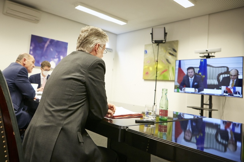 Von links: Nationalratspräsident Wolfgang Sobotka (V), Parlamentsdirektor Harald Dossi, am Monitor: Tschechischer Parlamentspräsident Radek Vondráček