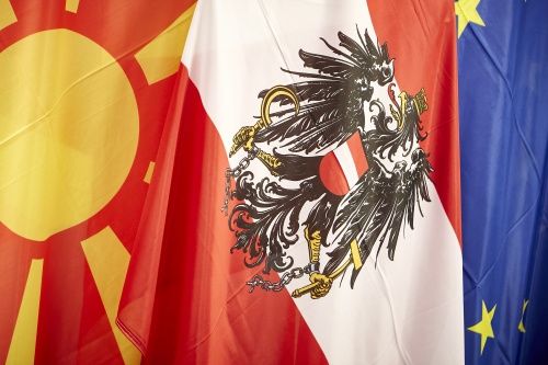 Fahnen von rechts: Fahne der EU, Fahne von Österreich, Fahne von Nordmazedonien
