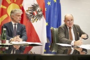 Von rechts: Nationalratspräsident Wolfgang Sobotka (V), Parlamentsdirektor Harald Dossi