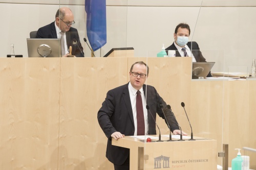 Am Rednerpult: Nationalratsabgeordneter Hubert Fuchs (F)