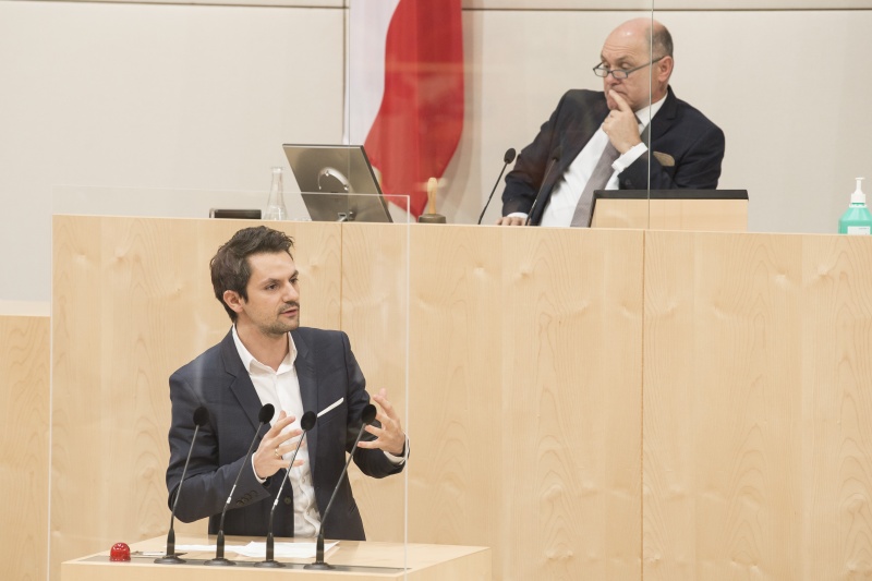 Am Rednerpult: Nationalratsabgeordneter Jakob Schwarz (G)