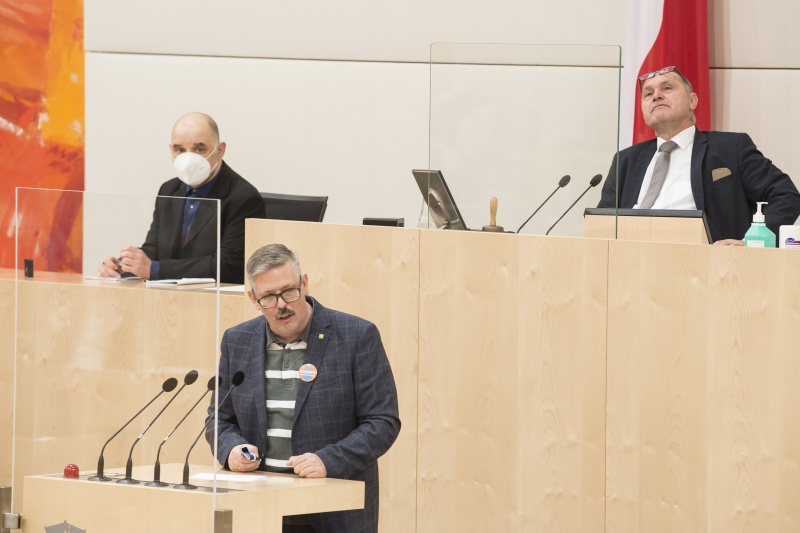 Am Rednerpult: Nationalratsabgeordneter Ralph Schallmeiner (G)