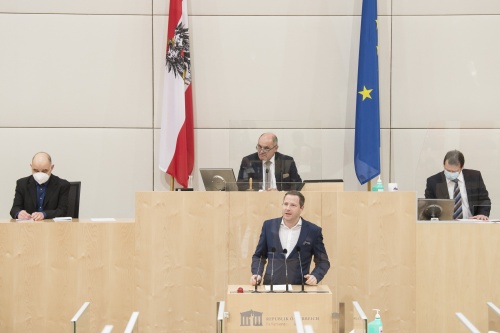 Am Rednerpult: Nationalratsabgeordneter Michael Schnedlitz (F)