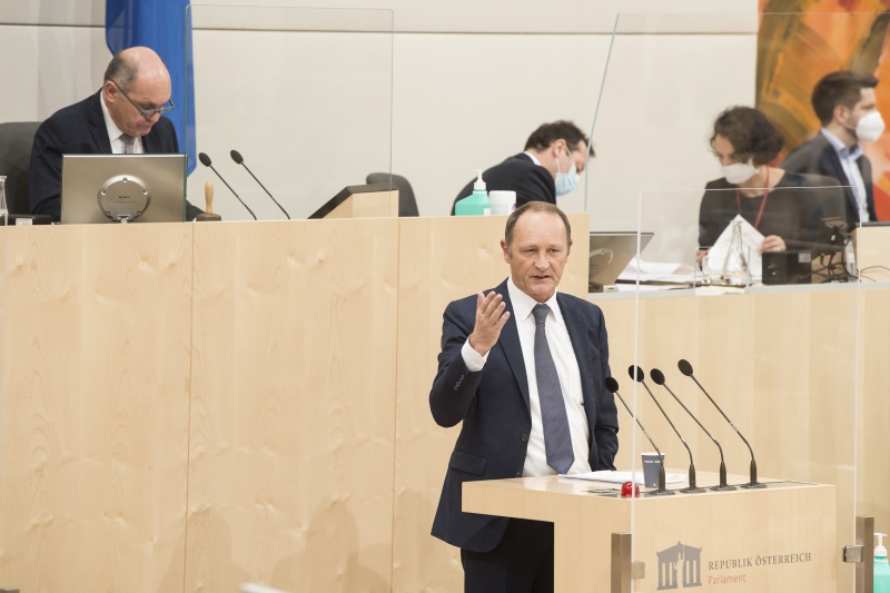 Am Rednerpult: Nationalratsabgeordneter Erwin Angerer (F)