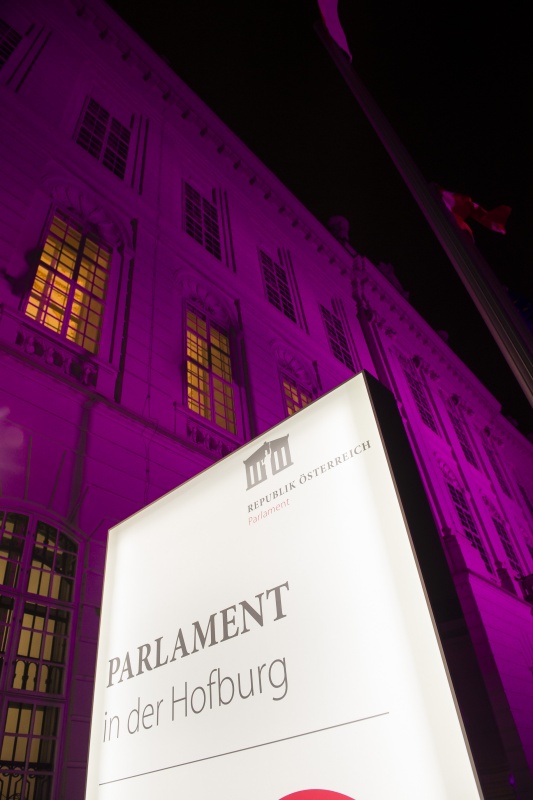 Beleuchtete Gebäudefront des Parlaments am Josefsplatz