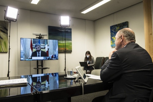 Nationalratspräsident Wolfgang Sobotka (ÖVP). Am Bildschirm: Italienischer Parlamentspräsident Roberto Fico