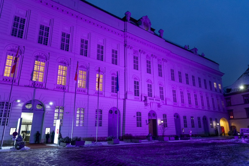 Purple Light Up auf der Fassade des Parlaments am Josefsplatz