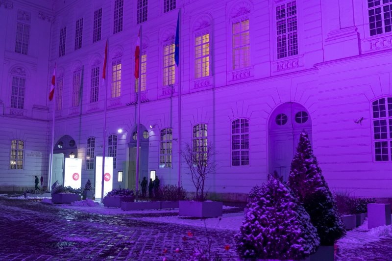 Purple Light Up auf der Fassade des Parlaments am Josefsplatz
