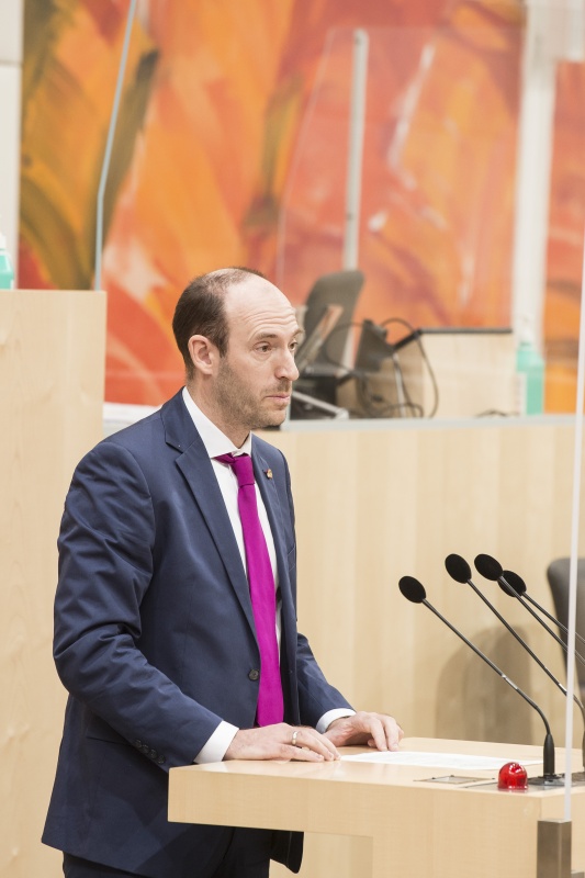 Am Rednerpult: Bundesrat Karl-Arthur Arlamovsky (NEOS)