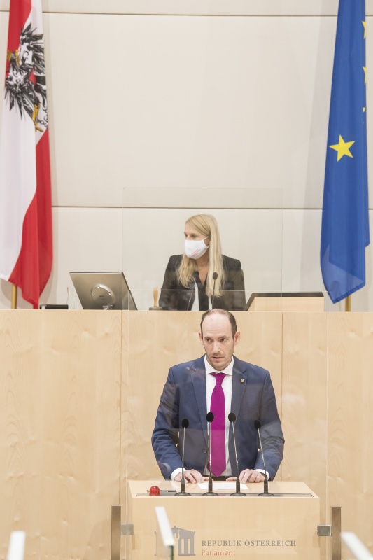 Am Rednerpult: Bundesrat Karl-Arthur Arlamovsky (NEOS)