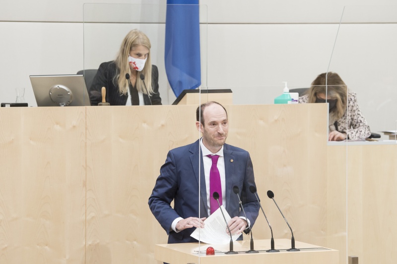 Am Rednerpult: Bundesrat Karl-Arthur Arlamovsky (NEOS)