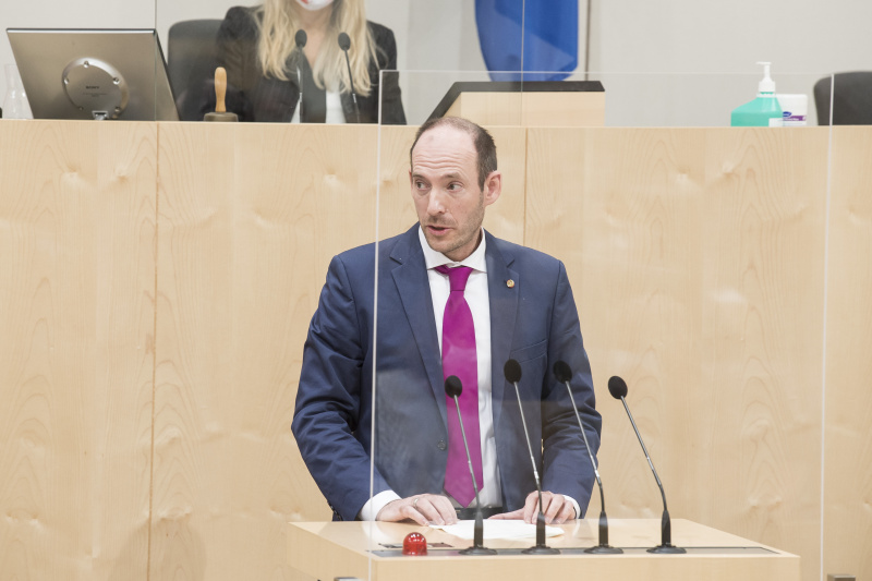 Am Rednerpult: Bundesrat Karl-Arthur Arlamovsky (NEOS)