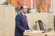 Am Rednerpult: Bundesrat Karl-Arthur Arlamovsky (NEOS)