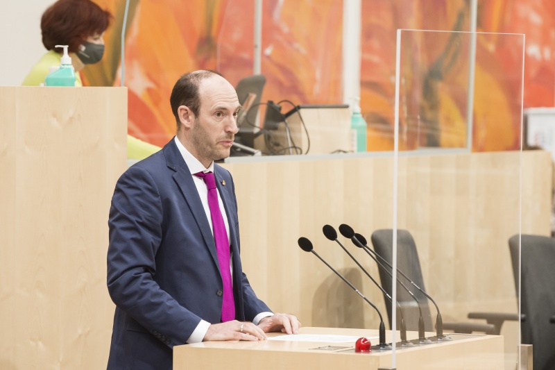 Am Rednerpult: Bundesrat Karl-Arthur Arlamovsky (NEOS)
