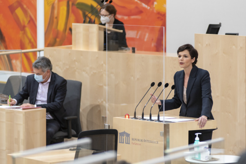 Nationalratsabgeordnete Pamela Rendi-Wagner (SPÖ) am Rednerpult