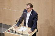 Am Rednerpult: Nationalratsabgeordneter Rudolf Silvan (SPÖ)
