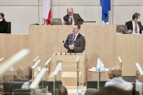 Am Rednerpult: Nationalratsabgeordneter Gerhard Kaniak (FPÖ)