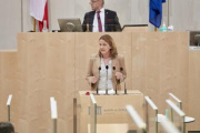 Am Rednerpult: Nationalratsabgeordnete Dagmar Belakowitsch (FPÖ)