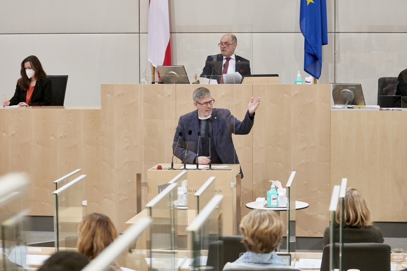 Am Rednerpult: Nationalratsabgeordneter Ralph Schallmeiner (GRÜNE)