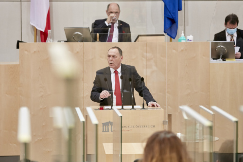 Am Rednerpult: Nationalratsabgeordneter Peter Wurm (FPÖ)