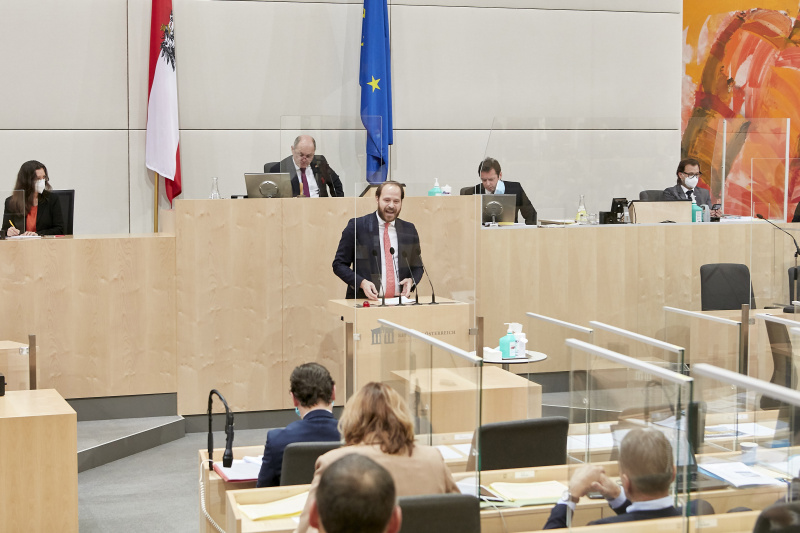 Am Rednerpult: Nationalratsabgeordneter Nikolaus Scherak (NEOS)