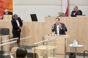 Am Rednerpult: Nationalratsabgeordneter Philip Kucher (SPÖ)