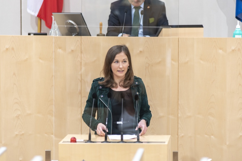 Nationalratsabgeordnete Claudia Plakolm (ÖVP) am Rednerpult