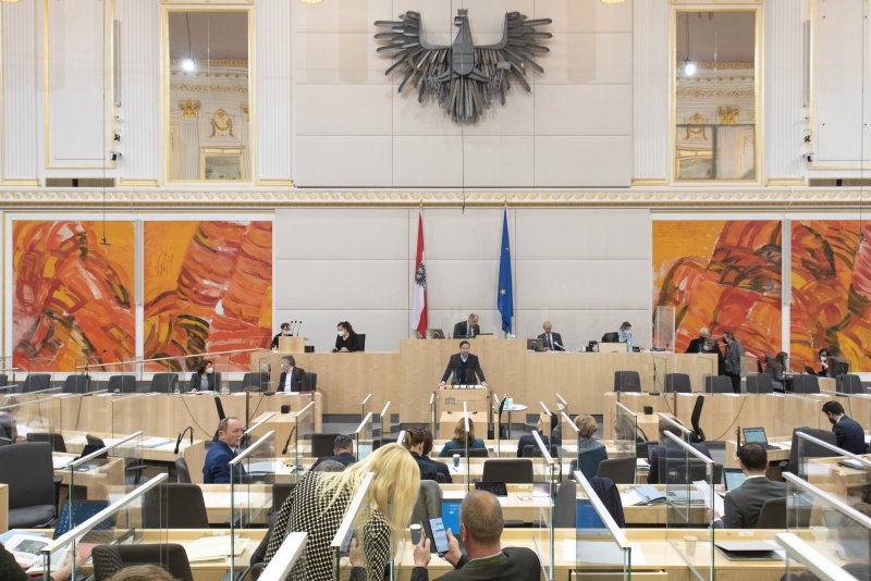 Nationalratsabgeordneter Hermann Brückl (FPÖ) am Rednerpult. Blick Richtung SitzungsteilnehmerInnen