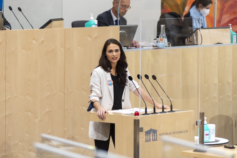 Nationalratsabgeordnete Barbara Neßler (GRÜNE) am Rednerpult