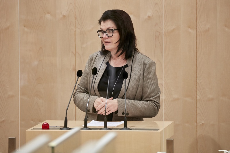 Am Rednerpult Nationalratsabgeordnete Elisabeth Pfurtscheller (ÖVP)