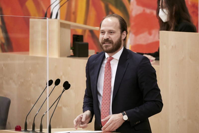 Am Rednerpult Nationalratsabgeordneter Nikolaus Scherak (NEOS)