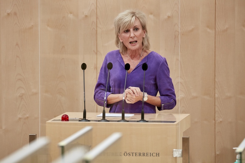 Am Rednerpult Nationalratsabgeordnete Gabriela Schwarz (ÖVP)