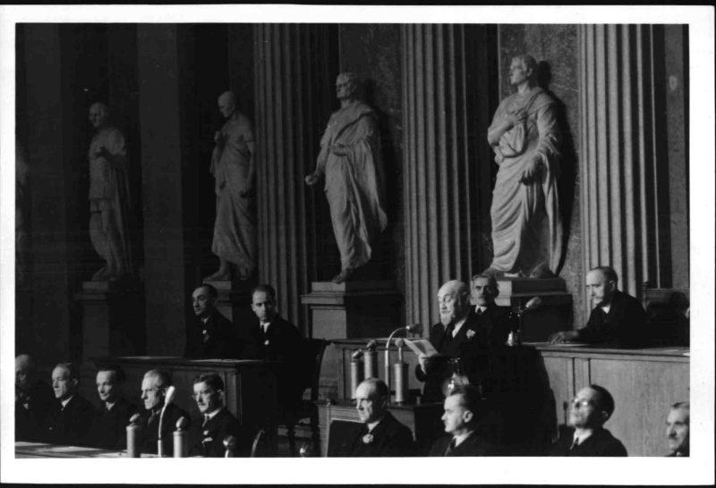 Am Rednerpult: Staatskanzler Karl Renner (S)
Am Präsidium von links: Schriftführer Alfred Maleta (V), Schriftführer Franz Grubhofer (V), ?, der neu gewählte Nationalratspräsident Leopold Kunschak (V)
In der Regierungsbank von links: Staatssekretär Georg Zimmermann (V), Staatssekretär Ernst Fischer, Staatssekretär Johann Koplenig (K), Staatssekretär Leopold Figl (V), Staatssekretär Adolf Schärf (S), Staatssekretär Franz Honner (K), Staatssekretär Josef Gerö, Staatssekretär Josef Kraus (V)