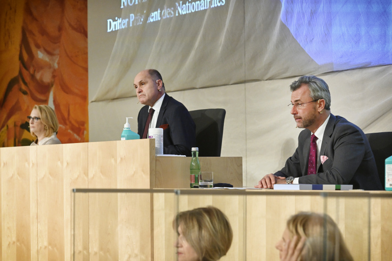 Nationalratspräsident Wolfgang Sobotka (ÖVP).Bundespräsident Alexander Van der Bellen.Zweite Nationalratspräsidentin Doris Bures (SPÖ).Dritter Nationalratspräsident Norbert Hofer (FPÖ).Nationalratsabgeordneter August Wöginger (ÖVP).Nationalratsabgeordnete Pamela Rendi-Wagner (SPÖ).Nationalratsabgeordneter Herbert Kickl (FPÖ).Nationalratsabgeordnete Sigrid Maurer (GRÜNE).Nationalratsabgeordnete Beate Meinl-Reisinger (NEOS)..Festrede Konrad Paul Liessmann.Bundesratspräsidentin Andrea Eder-Gitschthaler (ÖVP).Bundesratsvizepräsidentin Elisabeth Grossmann (SPÖ).Bundesratsvizepräsident Christian Buchmann (ÖVP).Musikalische Untermalung Tandem-Quartett.Moderation Rebekka Salzer