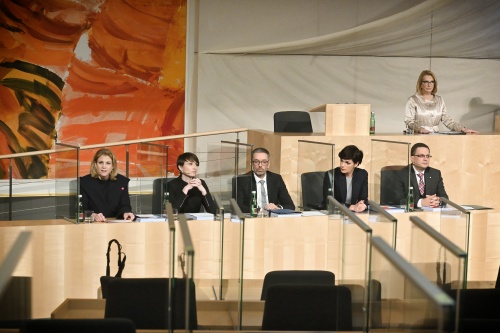 Von rechts: Klubobmann August Wöginger (ÖVP), Klubobfrau Pamela Rendi-Wagner (SPÖ), Klubobmann Herbert Kickl (FPÖ), Klubobfrau Sigrid Maurer (GRÜNE), Klubobfrau Beate Meinl-Reisinger (NEOS)