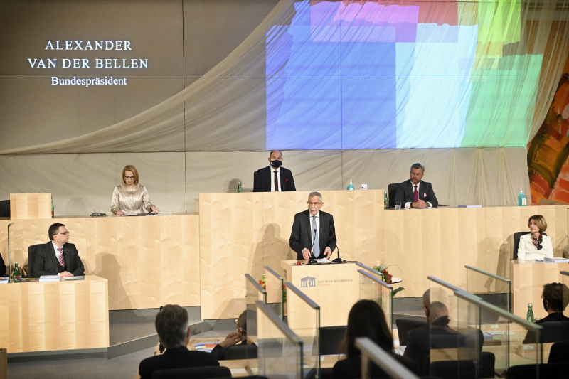 Rede von Bundesratspräsident Alexander Van der Bellen. Präsidium von links: Zweite Nationalratspräsidentin Doris Bures (SPÖ), Nationalratspräsident Wolfgang Sobotka (ÖVP), Dritter Nationalratspräsident Norbert Hofer (F)