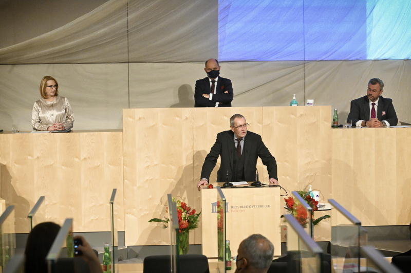 Festrede von Prof. Konrad Paul Liessmann. Präsidium von links: Zweite Nationalratspräsidentin Doris Bures (SPÖ), Nationalratspräsident Wolfgang Sobotka (ÖVP), Dritter Nationalratspräsident Norbert Hofer (F)