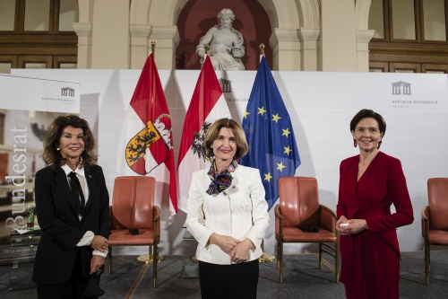 Von links: Bundeskanzlerin a.D. Brigitte Bierlein, Landtagspräsidentin Brigitta Pallauf